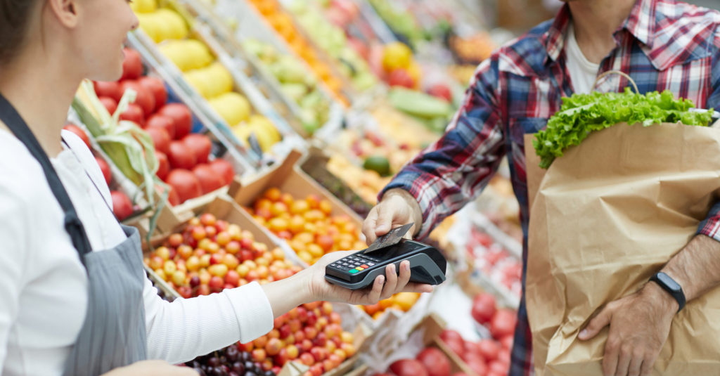 customer-paying-in-supermarket-D6YS5ZW-1-e1598561975388-1024x535